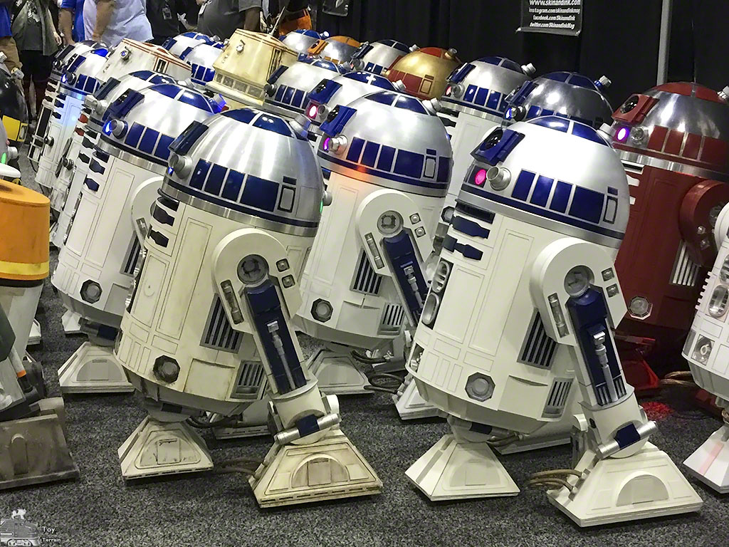 Star Wars Droids - many R2D2 droids assemble
